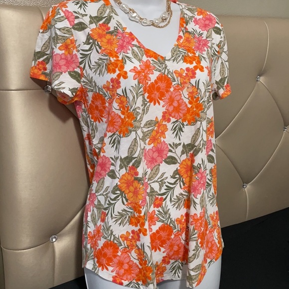 🟢for bundles only 🟢Flowers top shirt - Picture 2 of 7